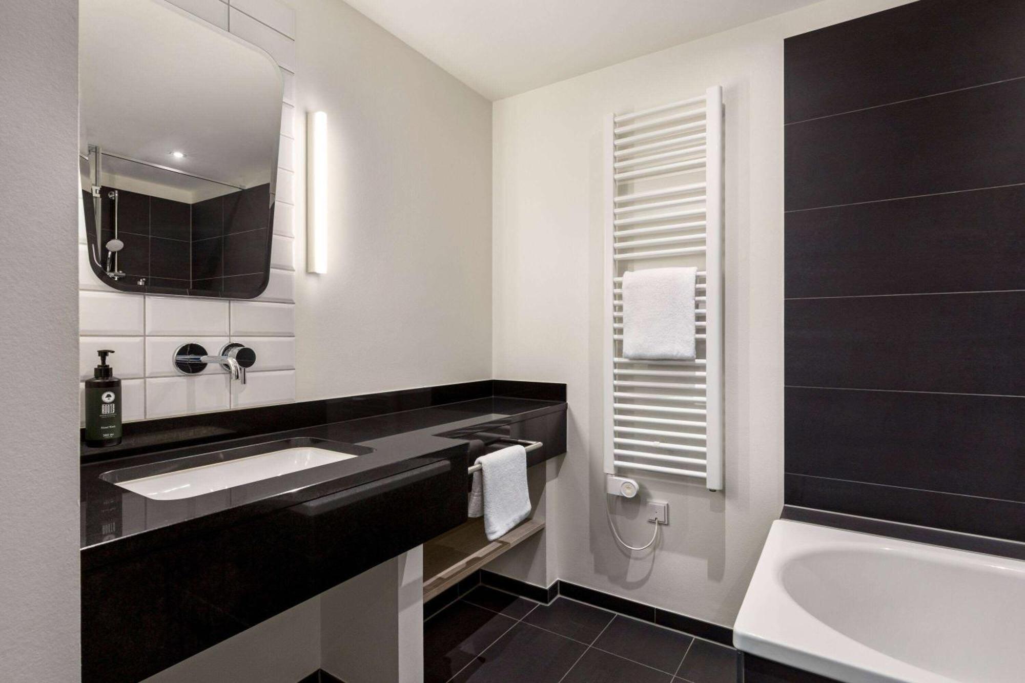 Vienna House Easy By Wyndham Osnabrueck City & Apartments Bagian luar foto
